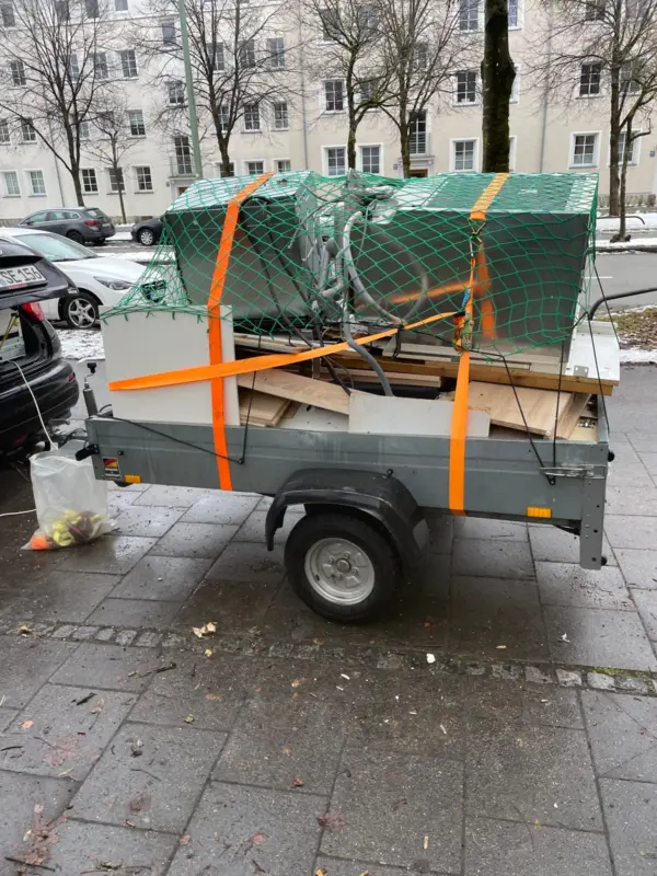 Beladener Anhänger mit Sperrmüll und Möbeln nach einer Entrümpelung